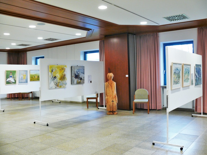 Ausstellung im Rathaussaal Marktoberdorf | © Künstlergruppe WIR HIER