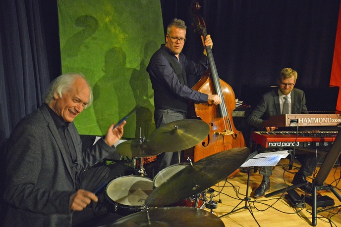 Die drei Jazz-Musiker Harald Rüschenbaum, Uli Fiedler und Daniel Eberhard | © Monika Schubert